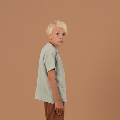 LEO Kindershirt Musselin Mint Seitenansicht rechts, Urheber: Mini & Eve