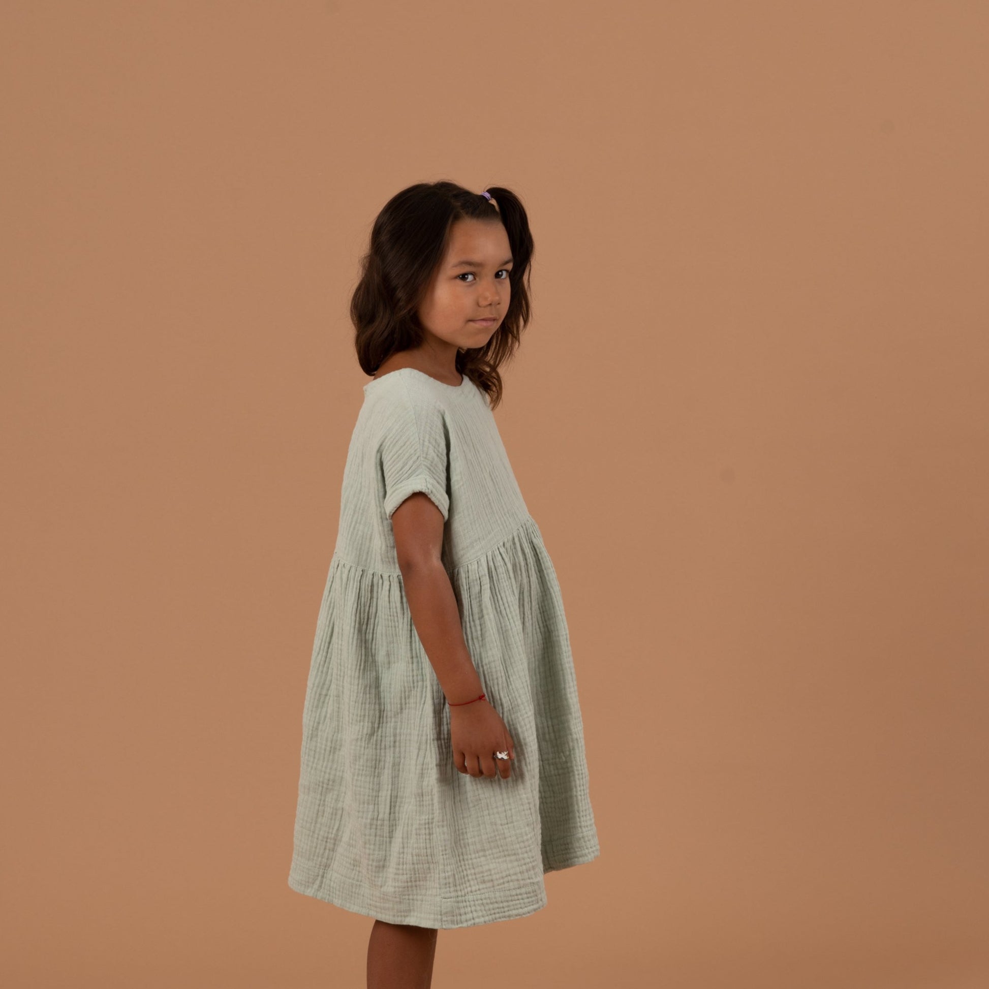 MIA Kinderkleid Musselin Mint Seitenansicht rechts, Urheber: Mini & Eve