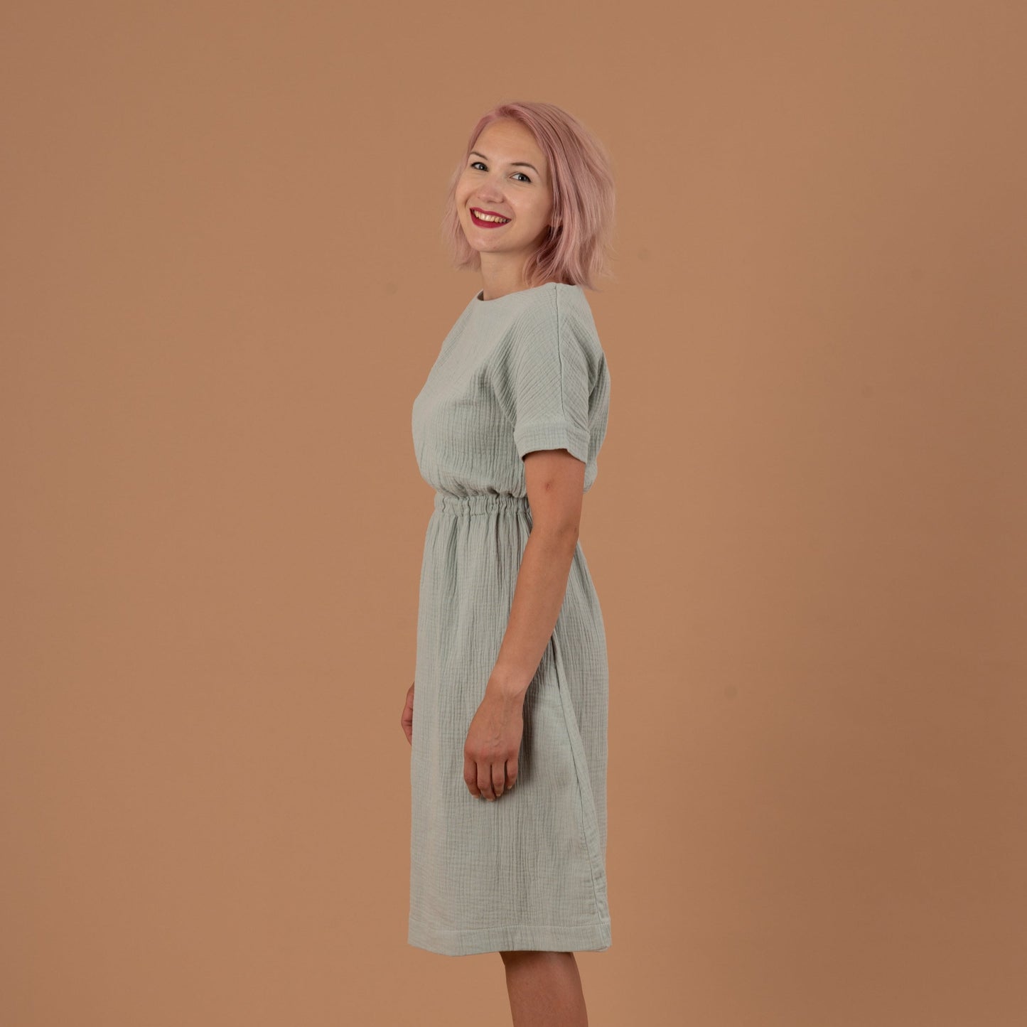 MILA Damenkleid Musselin Mint Seitenansicht links, Urheber: Mini & Eve