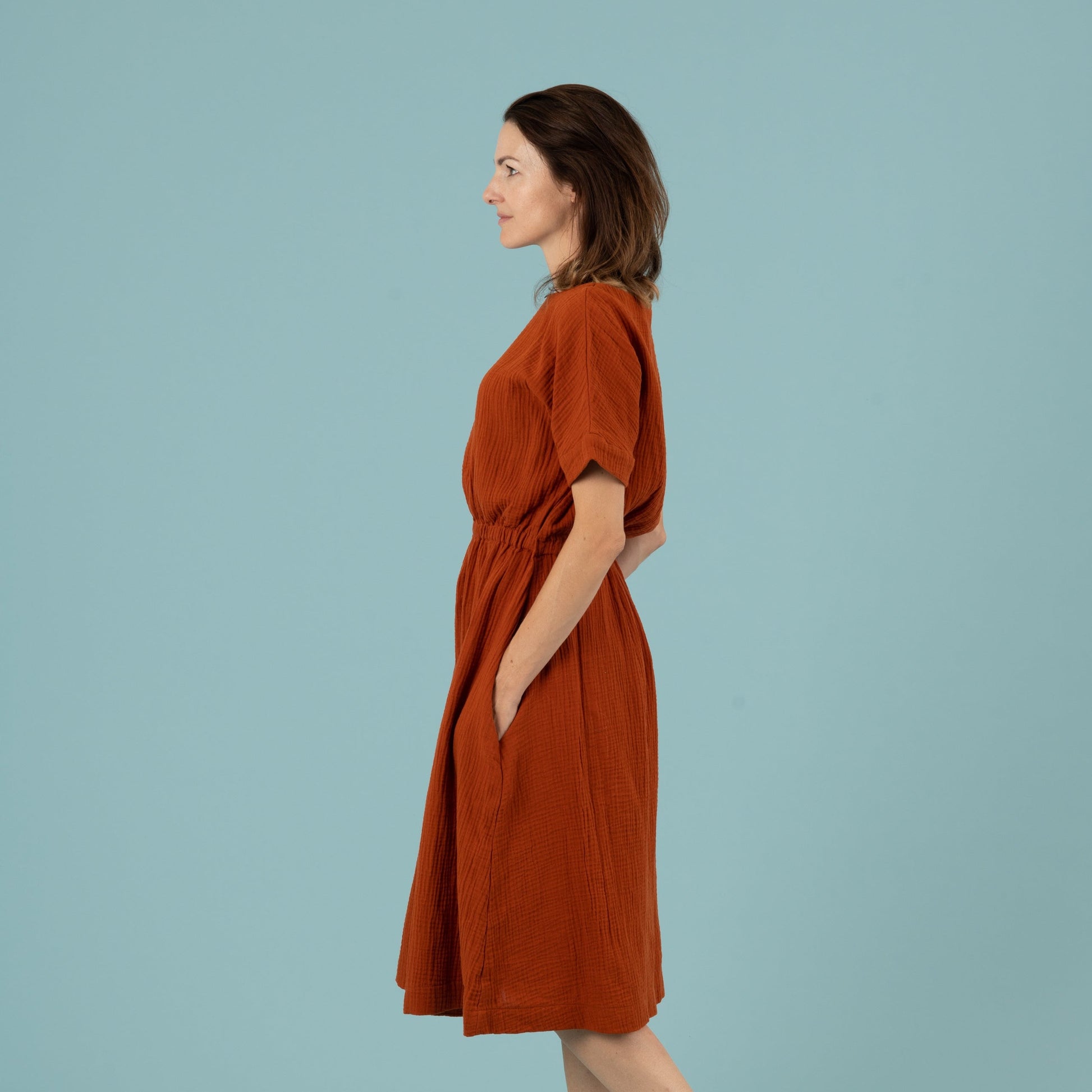 MILA Damenkleid Musselin Terracotta Seitenansicht links, Urheber: Mini & Eve