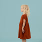 MIA Kinderkleid Musselin Terracotta Seitenansicht links, Urheber: Mini & Eve