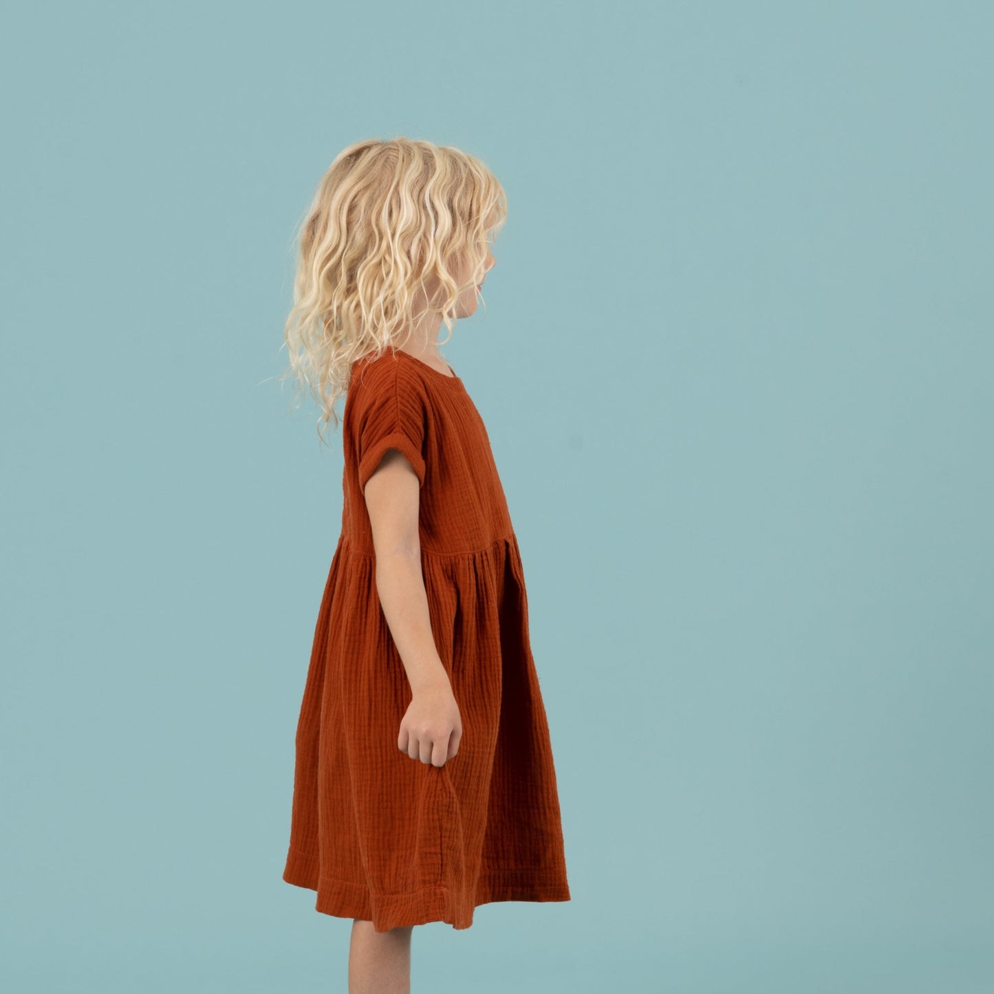 MIA Kinderkleid Musselin Terracotta Seitenansicht rechts, Urheber: Mini & Eve