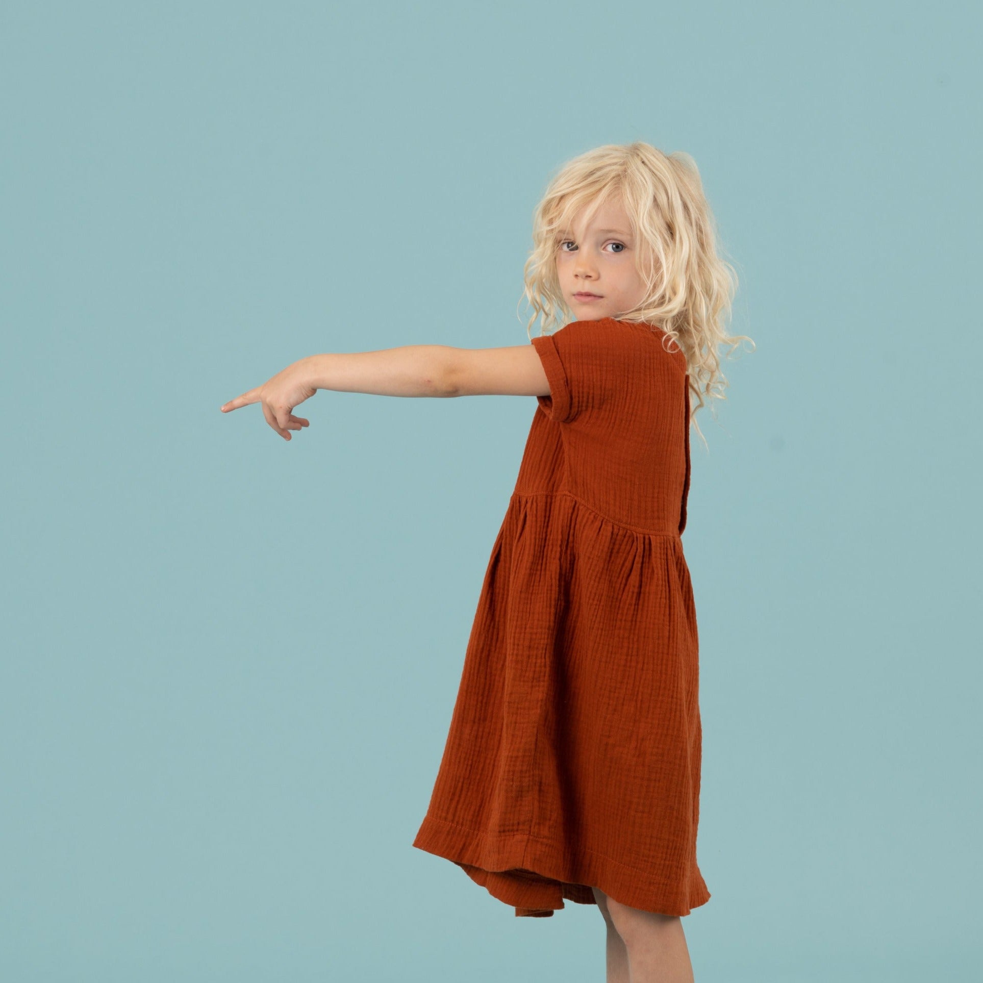 MIA Kinderkleid Musselin Terracotta Seitenansicht links, Urheber: Mini & Eve