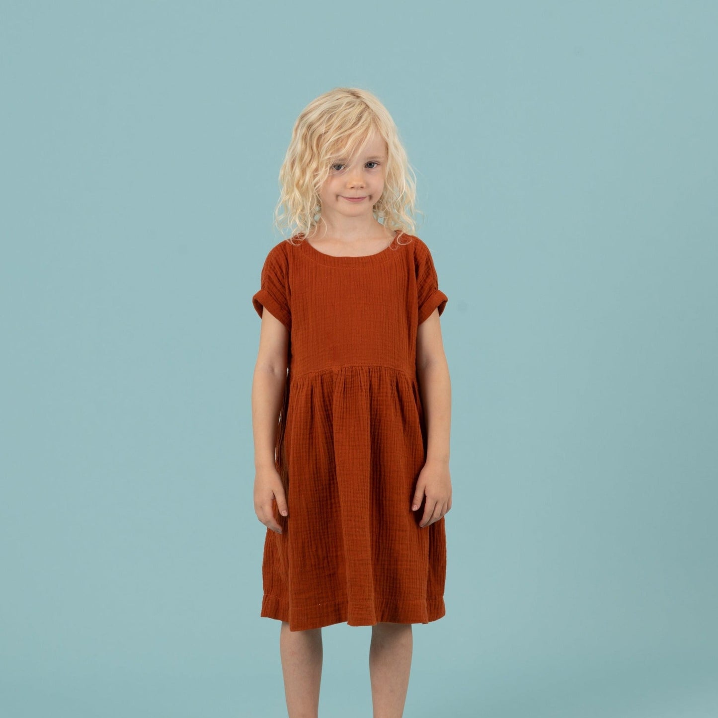 MIA Kinderkleid Musselin Terracotta Vorderansicht, Urheber: Mini & Eve