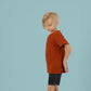 LEO Kindershirt Musselin Terracotta Seitenansicht links, Urheber: Mini & Eve