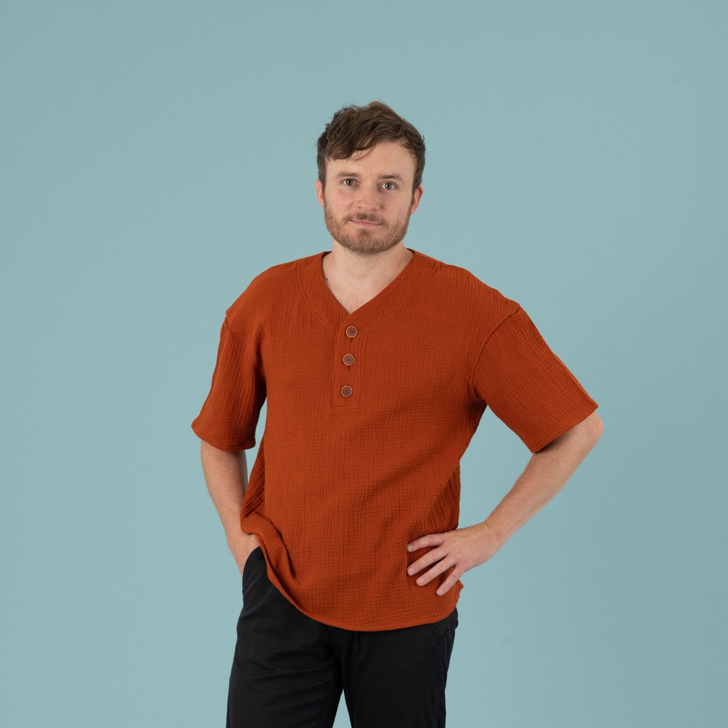 LEON Herrenshirt Musselin Terracotta Vorderansicht, Urheber: Mini & Eve
