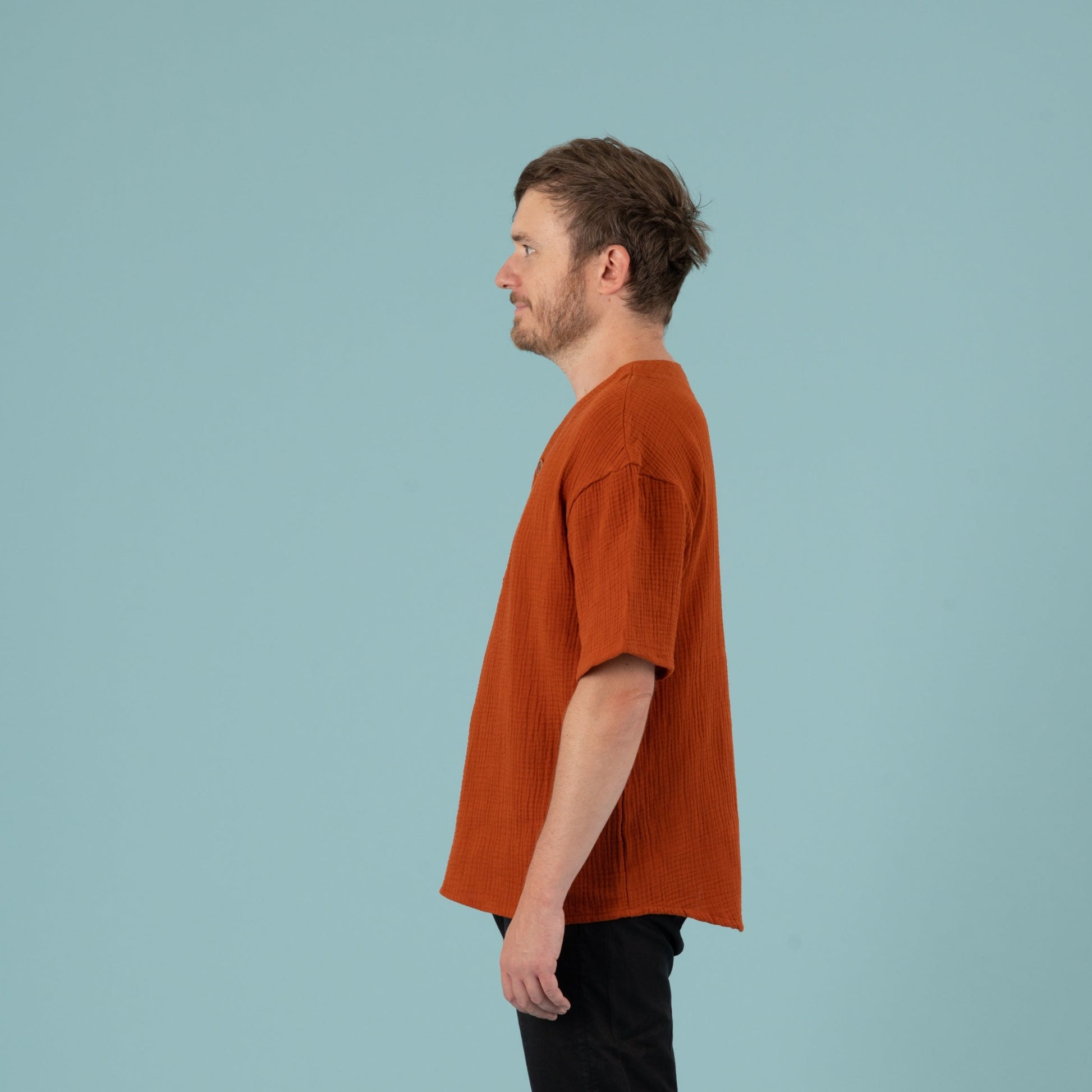 LEON Herrenshirt Musselin Terracotta Seitenansicht links, Urheber: Mini & Eve