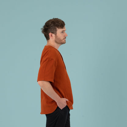 LEON Herrenshirt Musselin Terracotta Seitenansicht rechts, Urheber: Mini & Eve