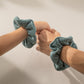 Scrunchie Haargummi Musselin Petrol als Armband, Urheber: Mini & Eve