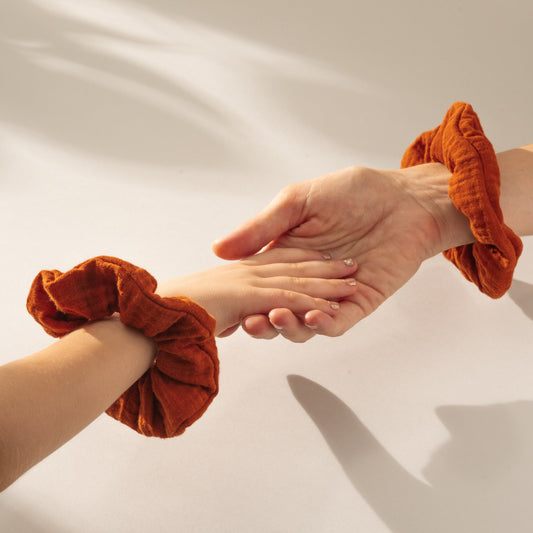 Scrunchie Haargummi Musselin Terracotta als Armband, Urheber: Mini & Eve