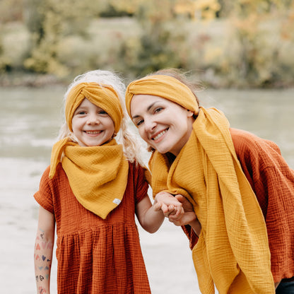 Musselin-Tuch in curry gelb, Mutter und Tochter Partnerlook, Urheber: Mini & Eve