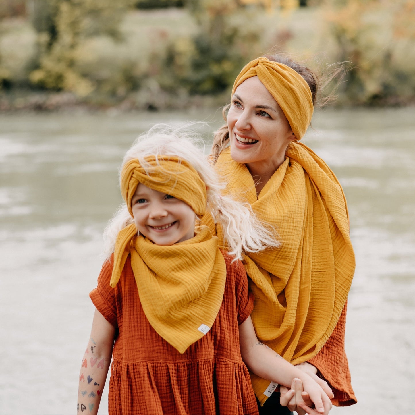 Musselin-Tuch in curry gelb, Mutter und Tochter Partnerlook, Urheber: Mini & Eve