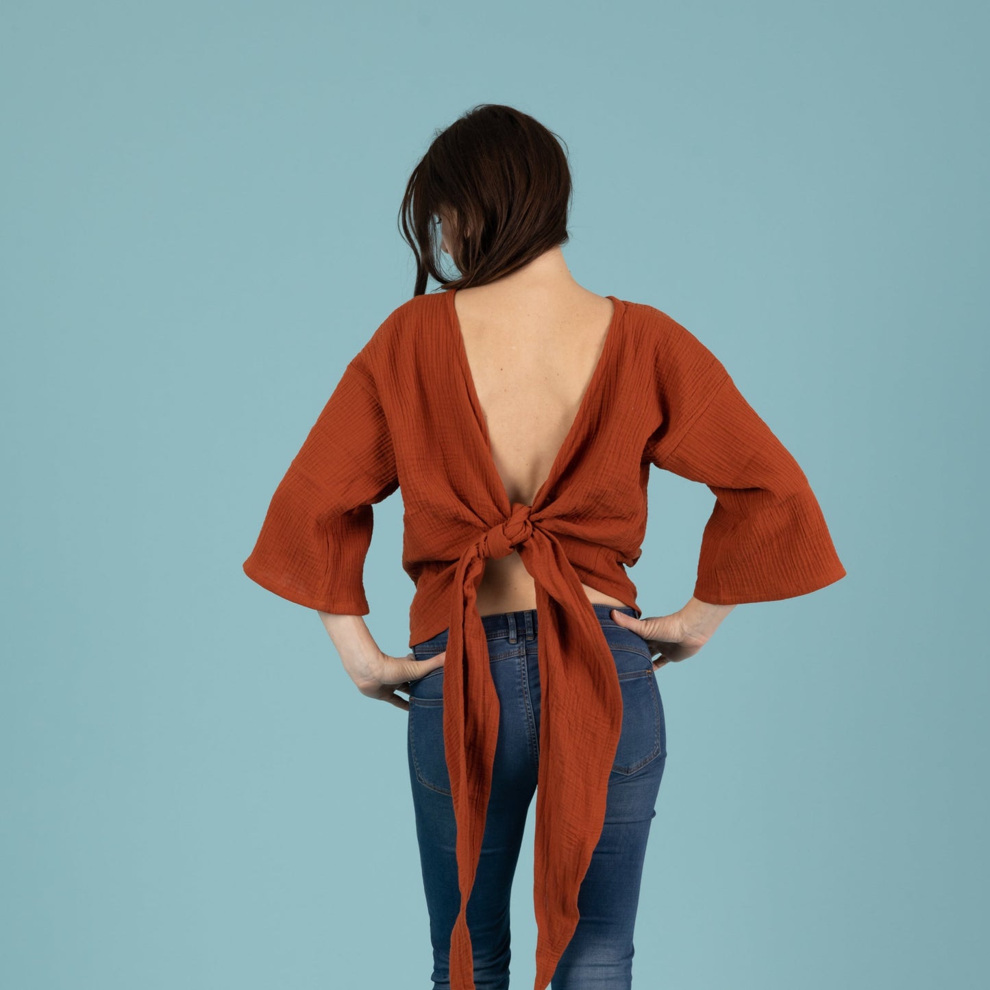 Kimono-Wickelbluse zum Binden für Damen aus Musselin in Terracotta, Urheber: Mini & Eve